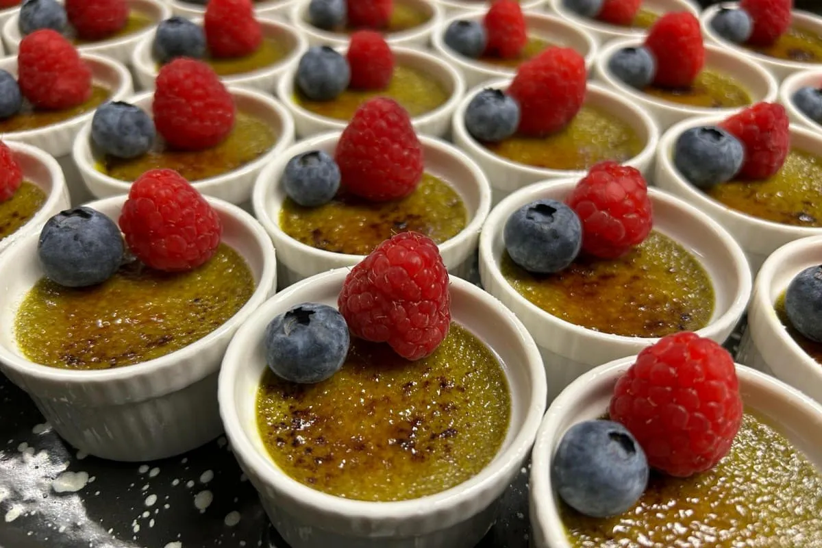 Kürbiskernöl Creme Brülee mit Himbeeren dekoriert